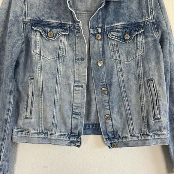 Forever 21 Women’s Faded Distressed Button Up Cotton Denim Jacket Size Medium - Picture 9 of 11